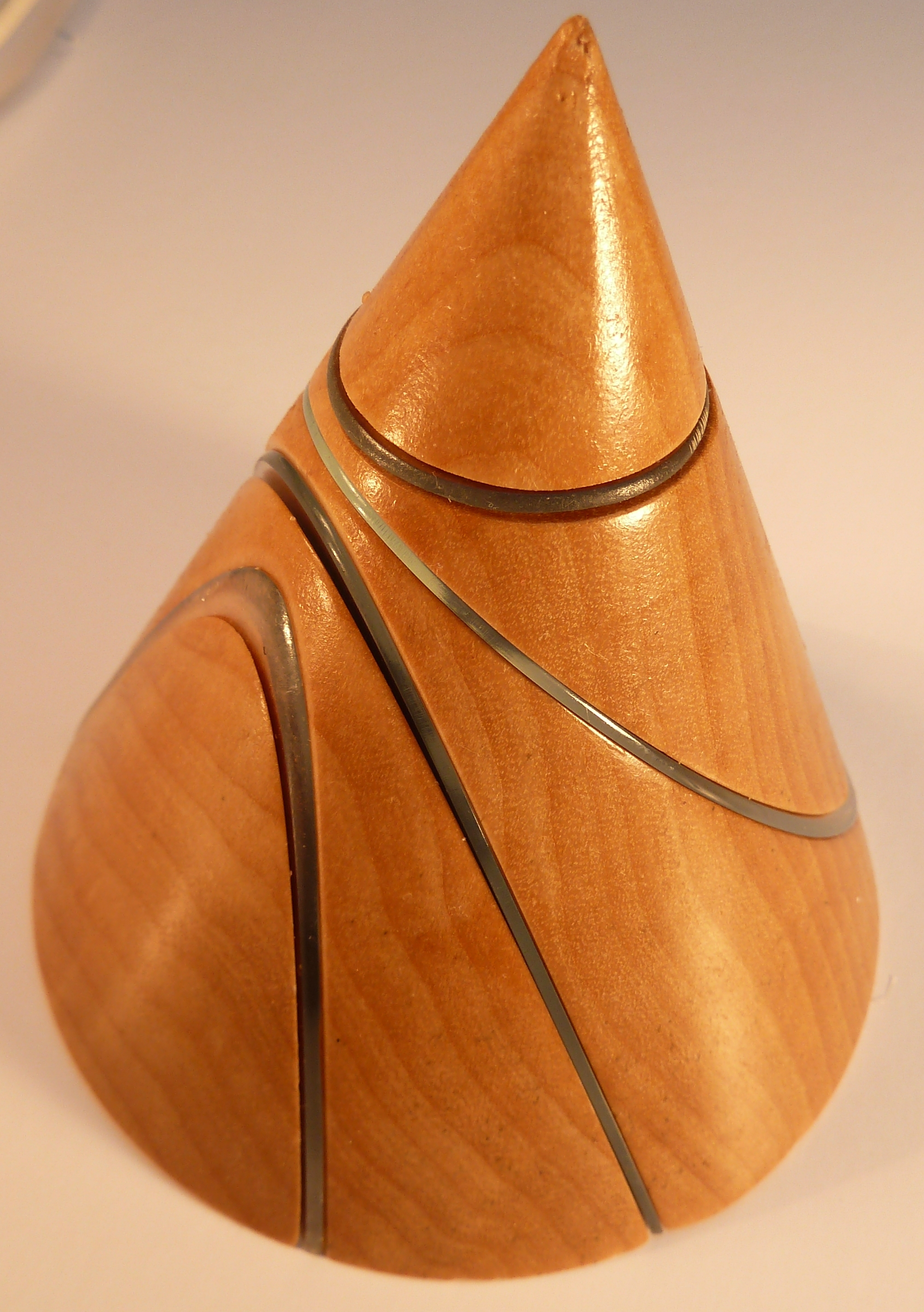 Kägelsnitten sammansatt.